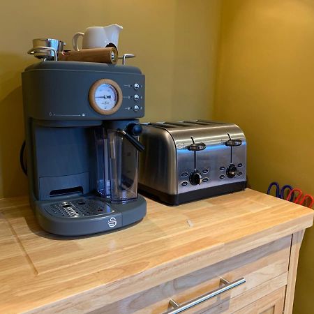 Min-Y-Fford Sleeps 6 Plus Pet Newport  Extérieur photo