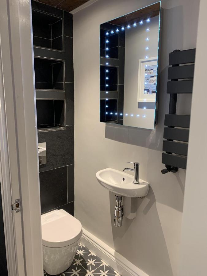 Min-Y-Fford Sleeps 6 Plus Pet Newport  Extérieur photo