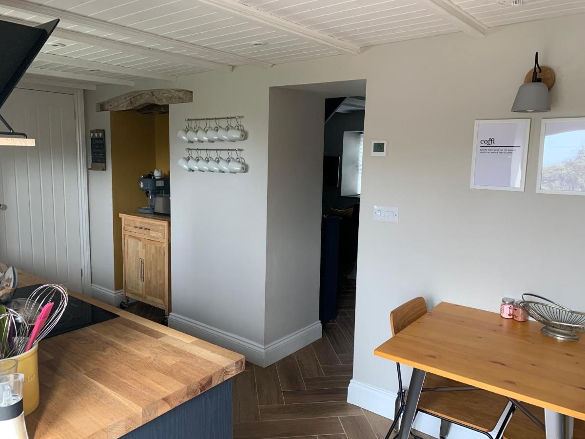 Min-Y-Fford Sleeps 6 Plus Pet Newport  Extérieur photo