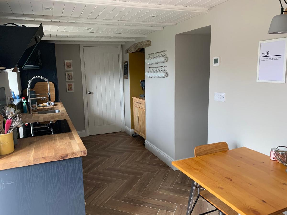 Min-Y-Fford Sleeps 6 Plus Pet Newport  Extérieur photo